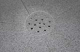 אחרי - מכסה לניקוז מים של מקלחון מיוצר מהגרניט פורצלן של הרצפה 