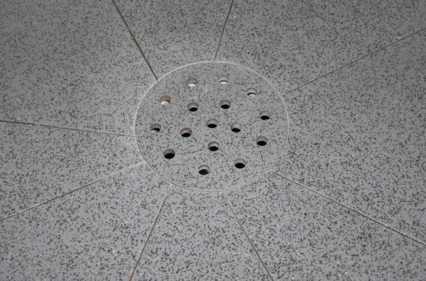 מכסה לניקוז מים של מקלחון מיוצר מהגרניט פורצלן של הרצפה 